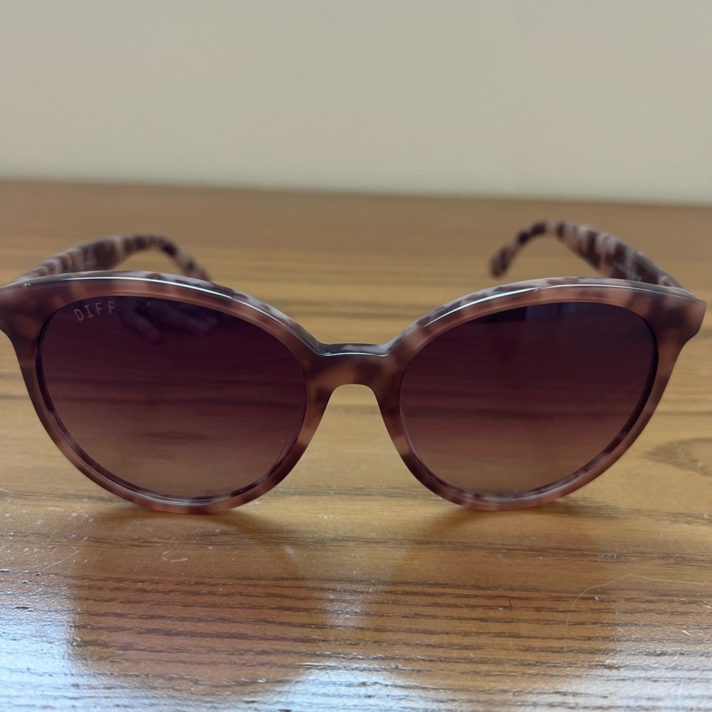 Diff Eyewear Tortoise Shell Sunglasses - image 1